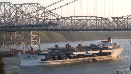 Zhen Hua 4 with bridge deck sections on deck