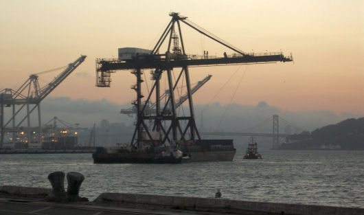 Western Carrier departs Oakland with a container crane