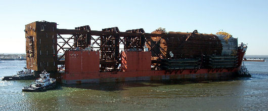 Arrival of the Front Runner Spar on the heavy-lift barge Zhong Ren 3