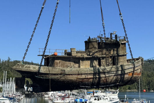 BArge AWB 240 moored next to Casitas